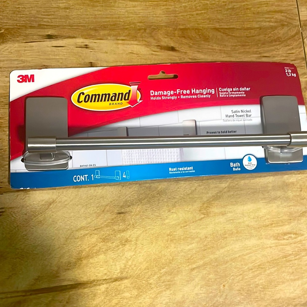 NWT! Command Hand Towel Bar with Water Resistant Command Strips
